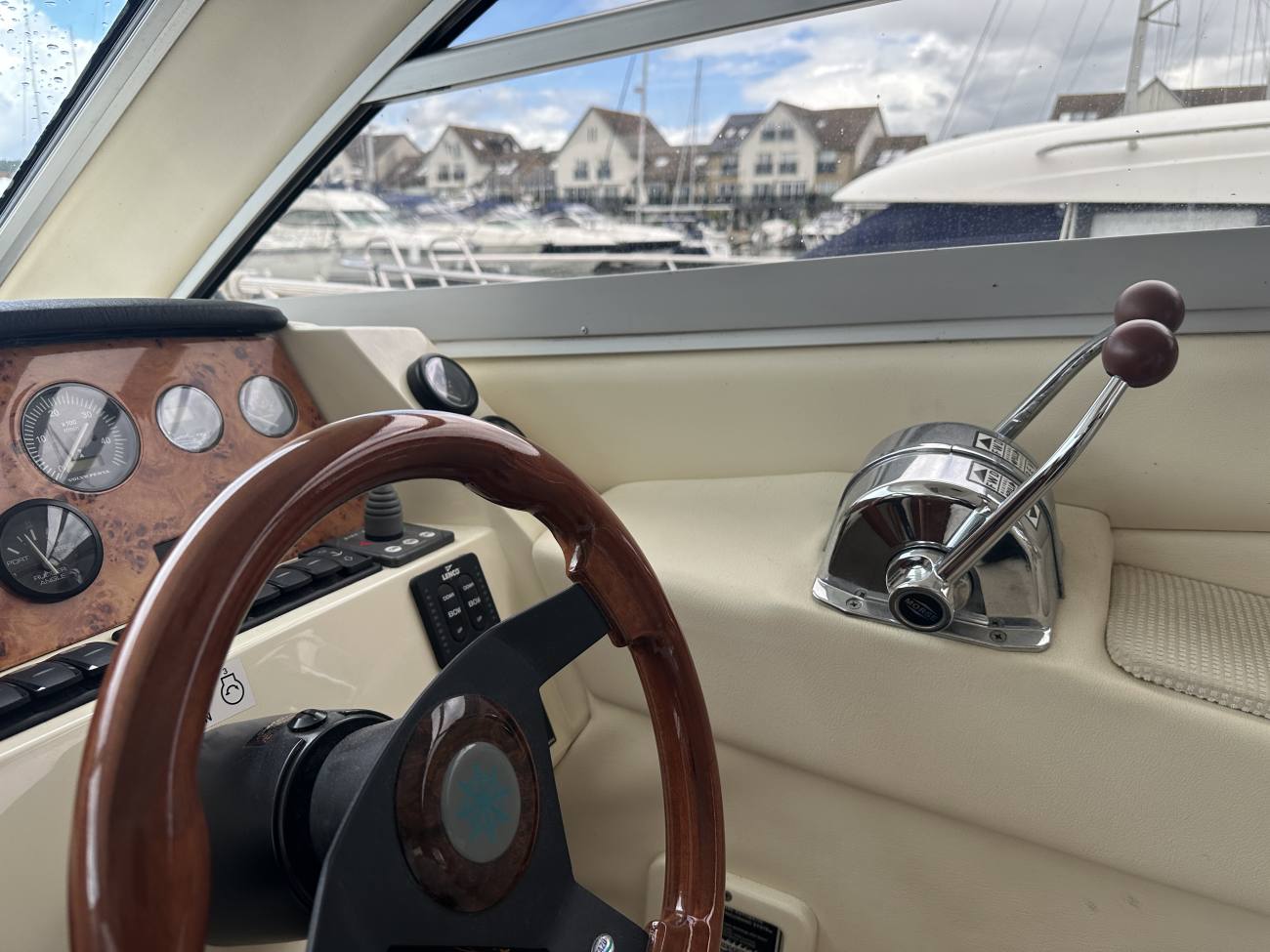 2004 Sealine F34 image 3