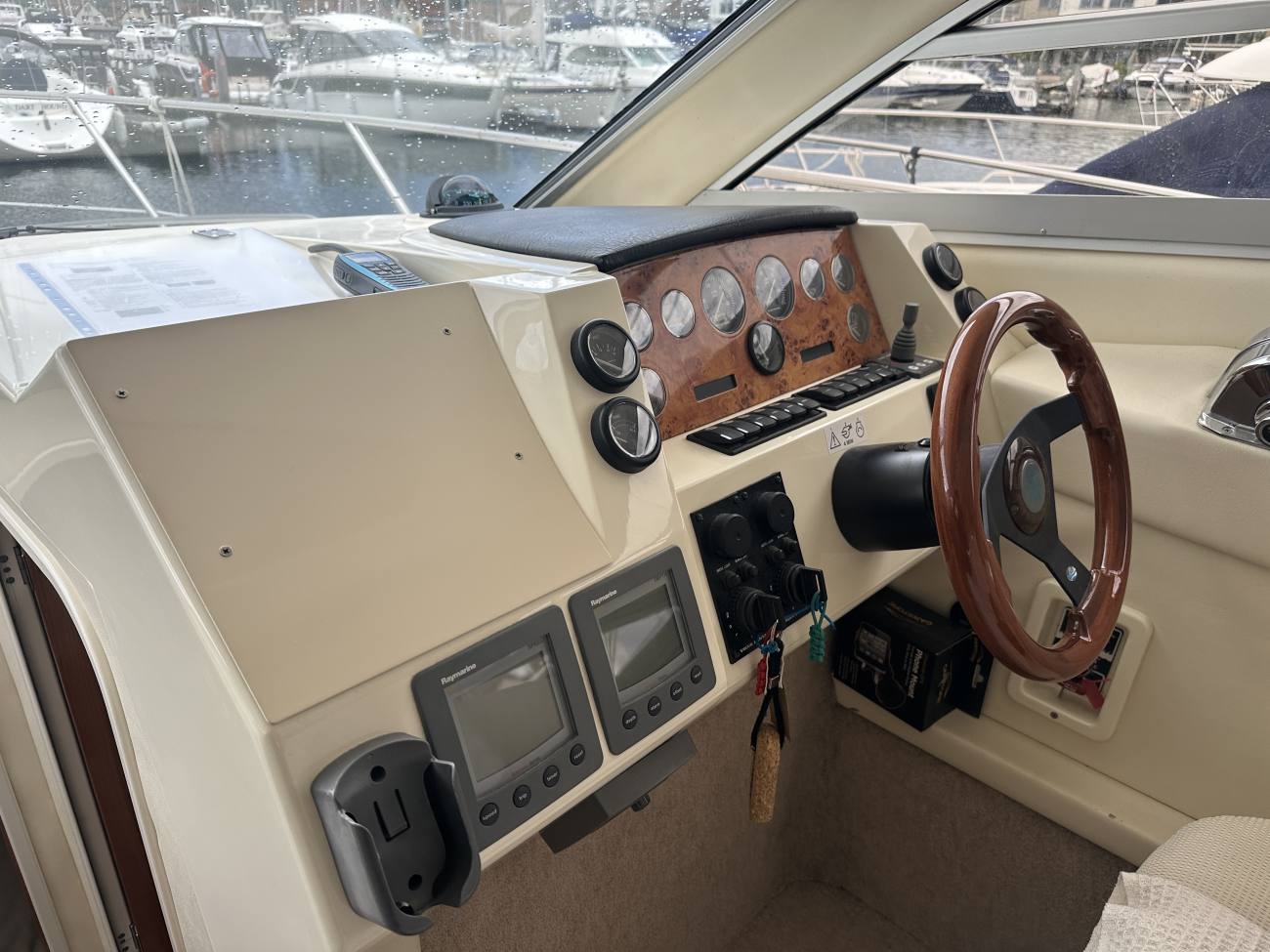 2004 Sealine F34 image 4
