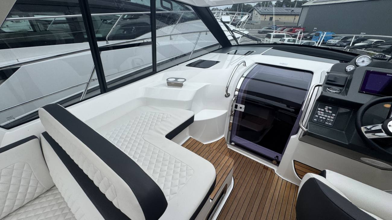 2021 Bavaria S33HT image 25