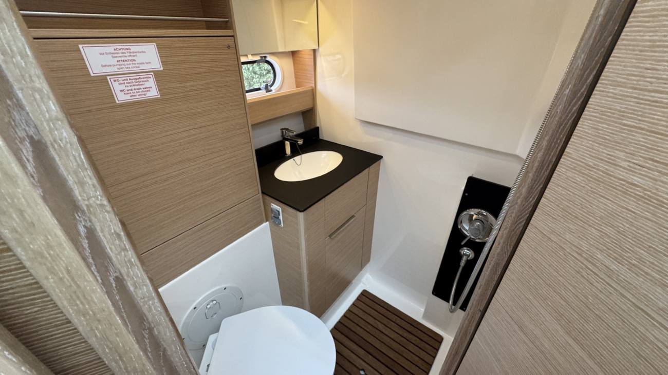 2021 Bavaria S33HT image 44