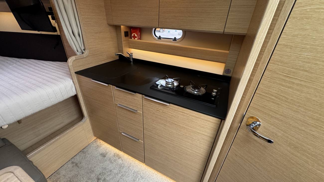 2021 Bavaria S33HT image 40