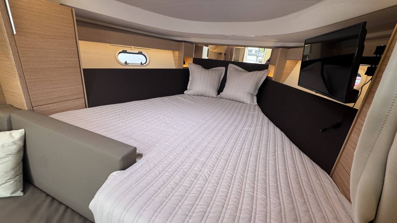 2021 Bavaria S33HT image 42