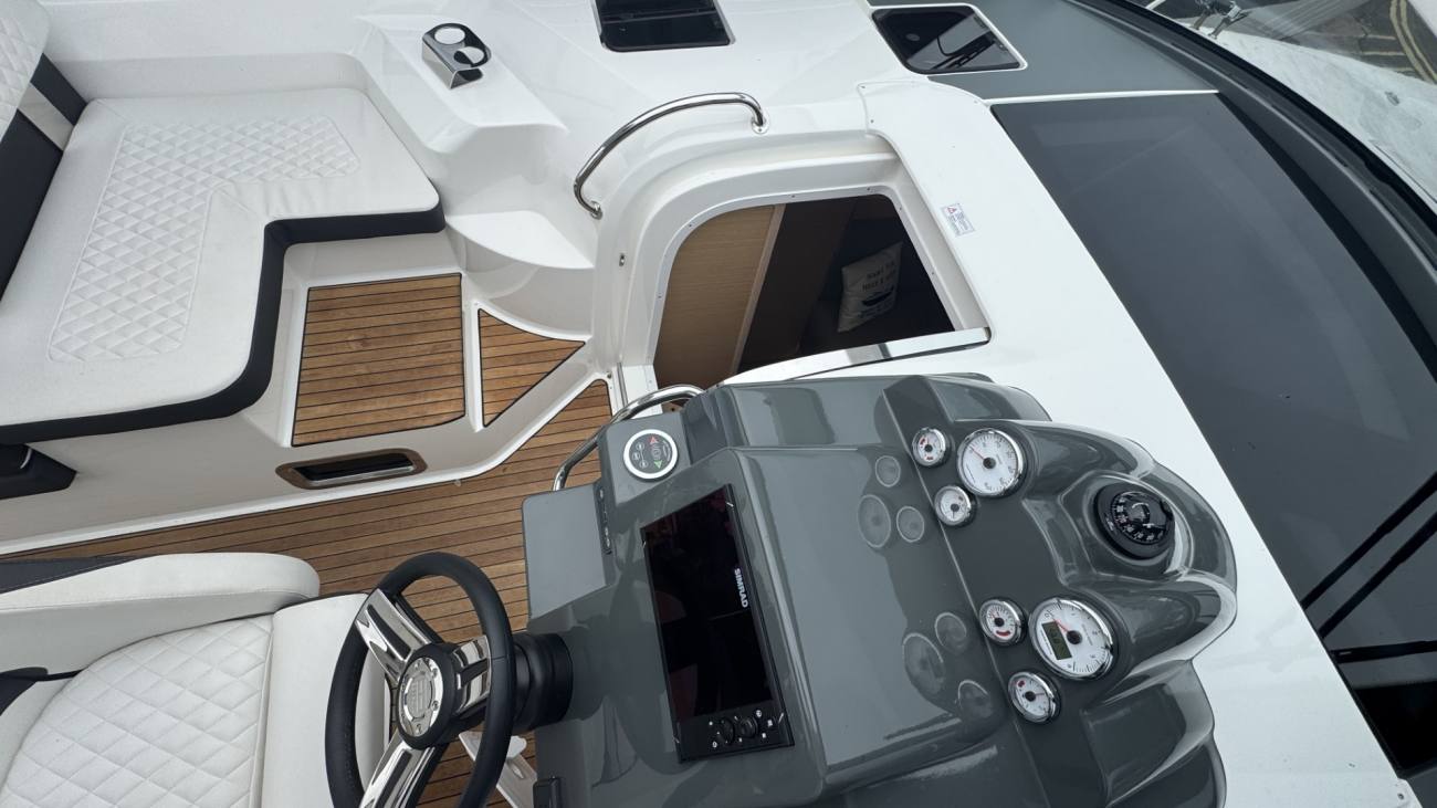 2021 Bavaria S33HT image 22