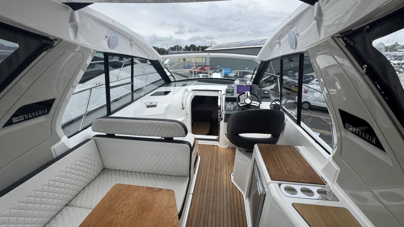 2021 Bavaria S33HT image 26