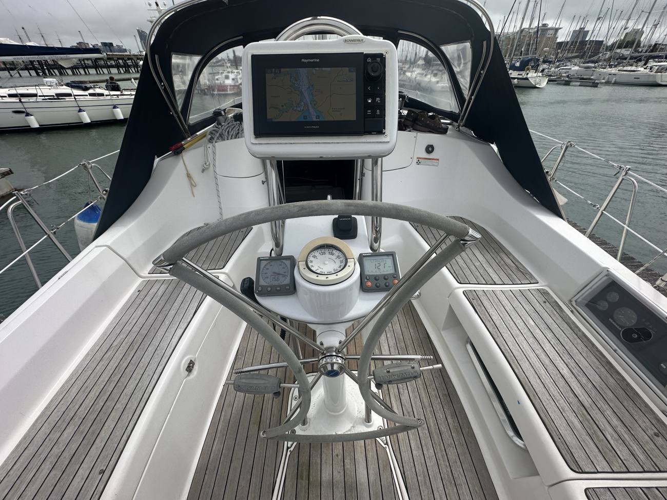 2010 Hunter Legend 41 Deck Saloon image 25