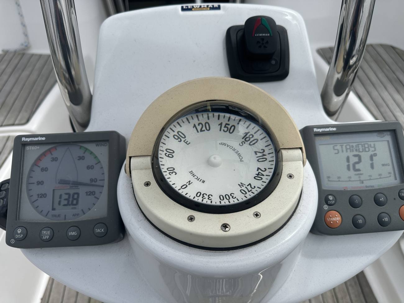 2010 Hunter Legend 41 Deck Saloon image 30