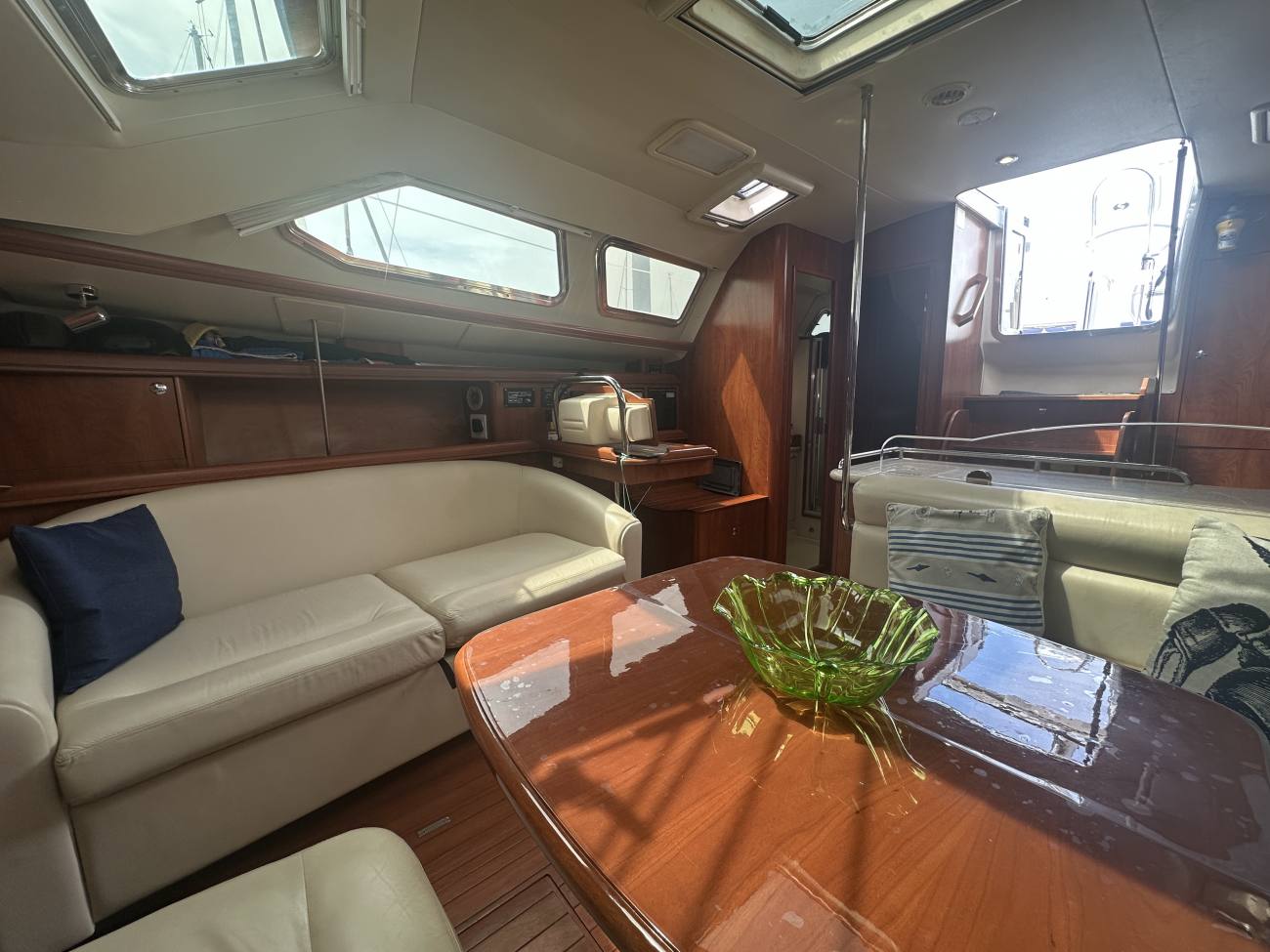 2010 Hunter Legend 41 Deck Saloon image 36