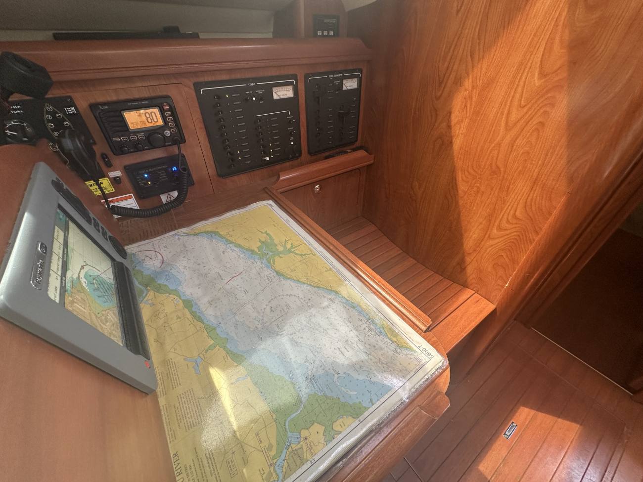 2010 Hunter Legend 41 Deck Saloon image 40