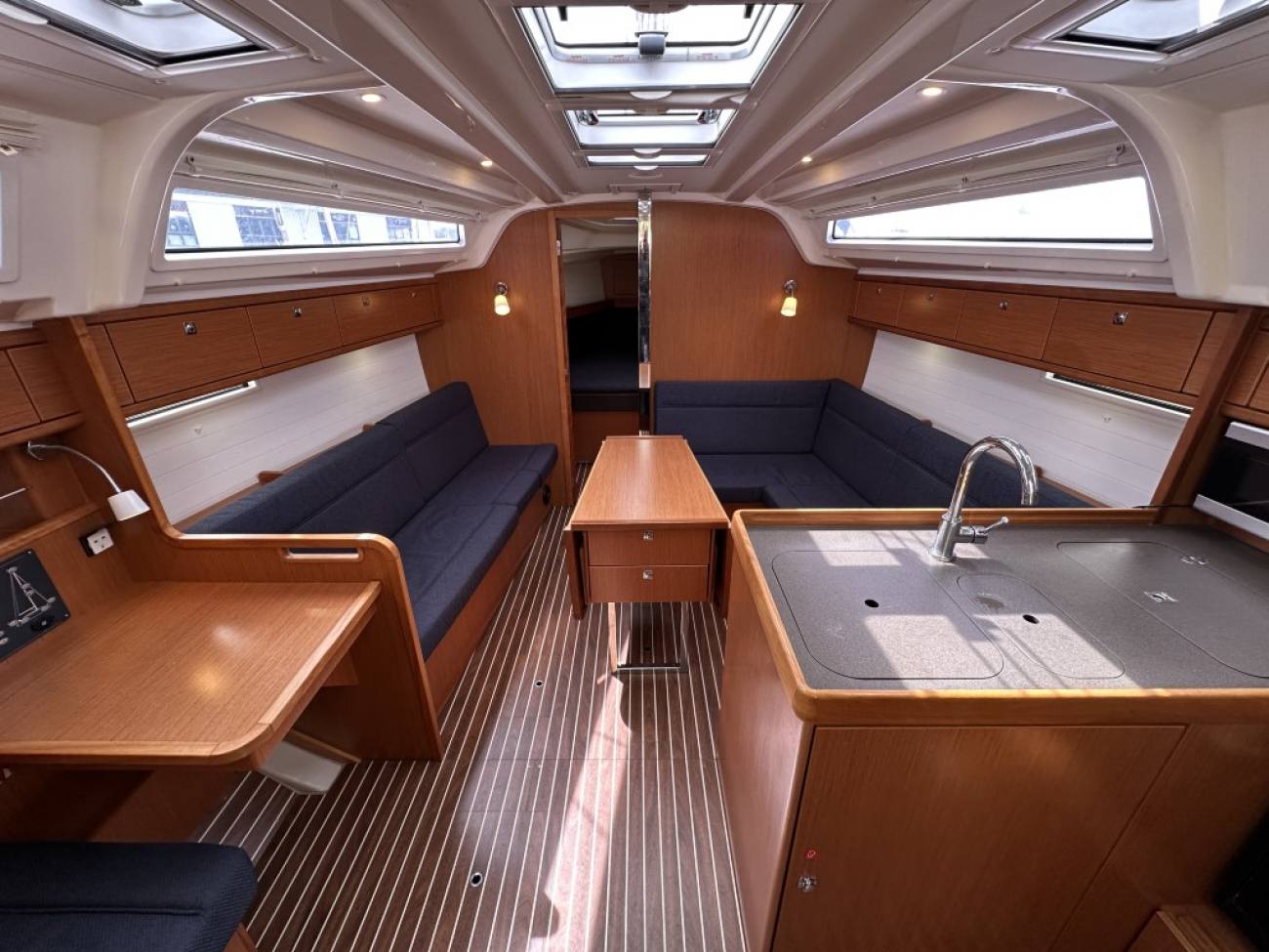 2015 Bavaria Cruiser 37 image 21