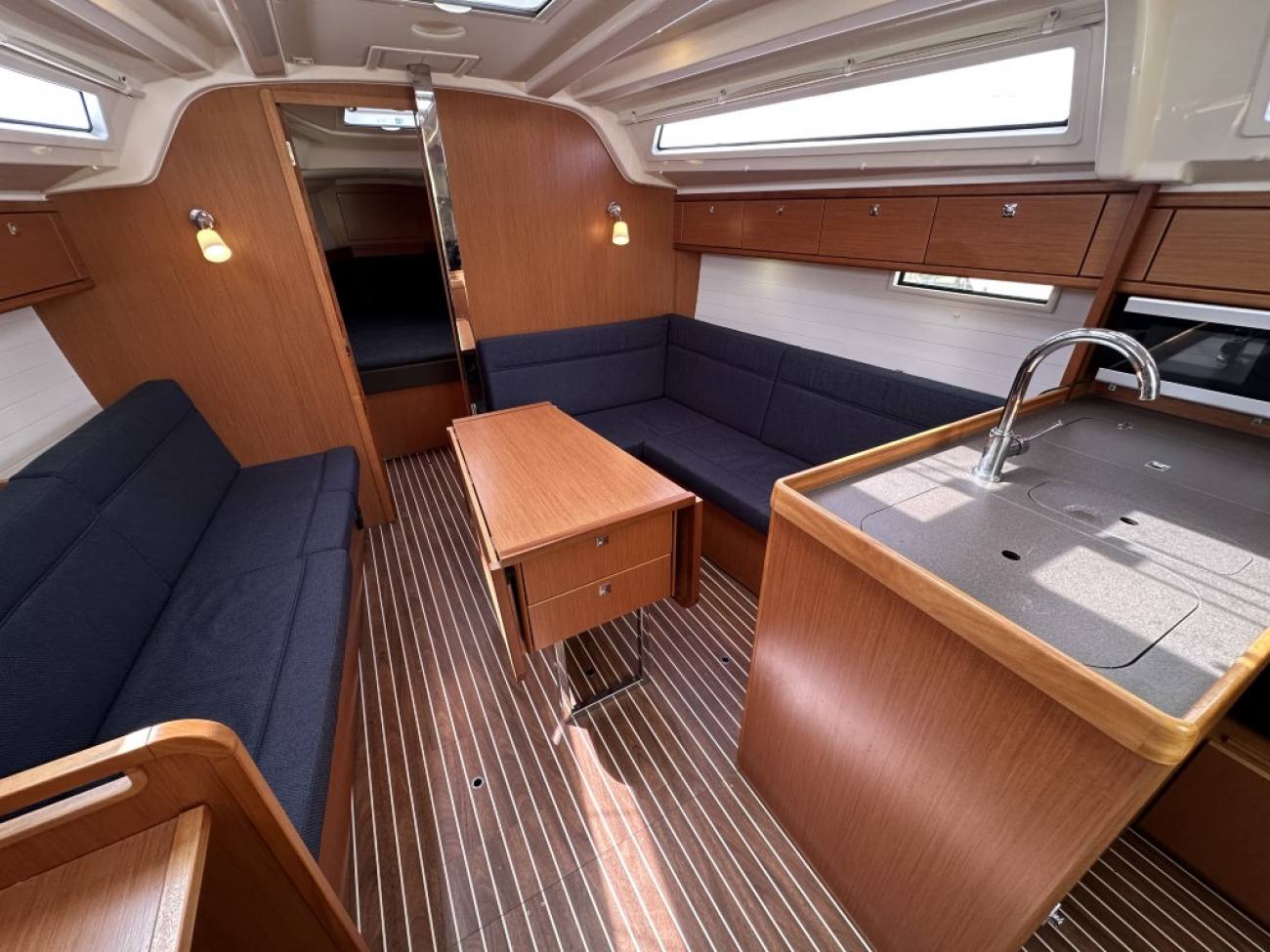 2015 Bavaria Cruiser 37 image 24