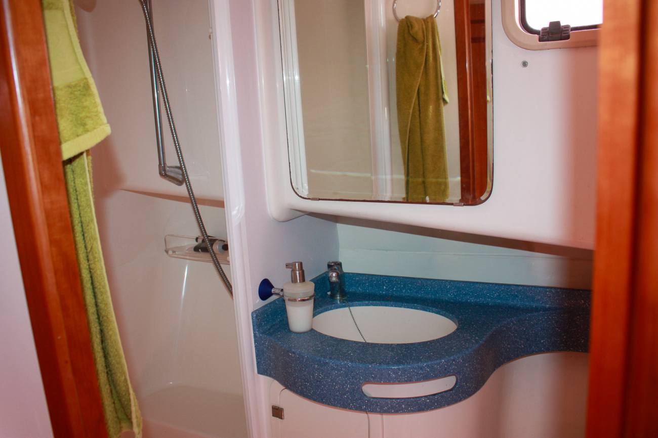 2006 Rodman 1250 image 2