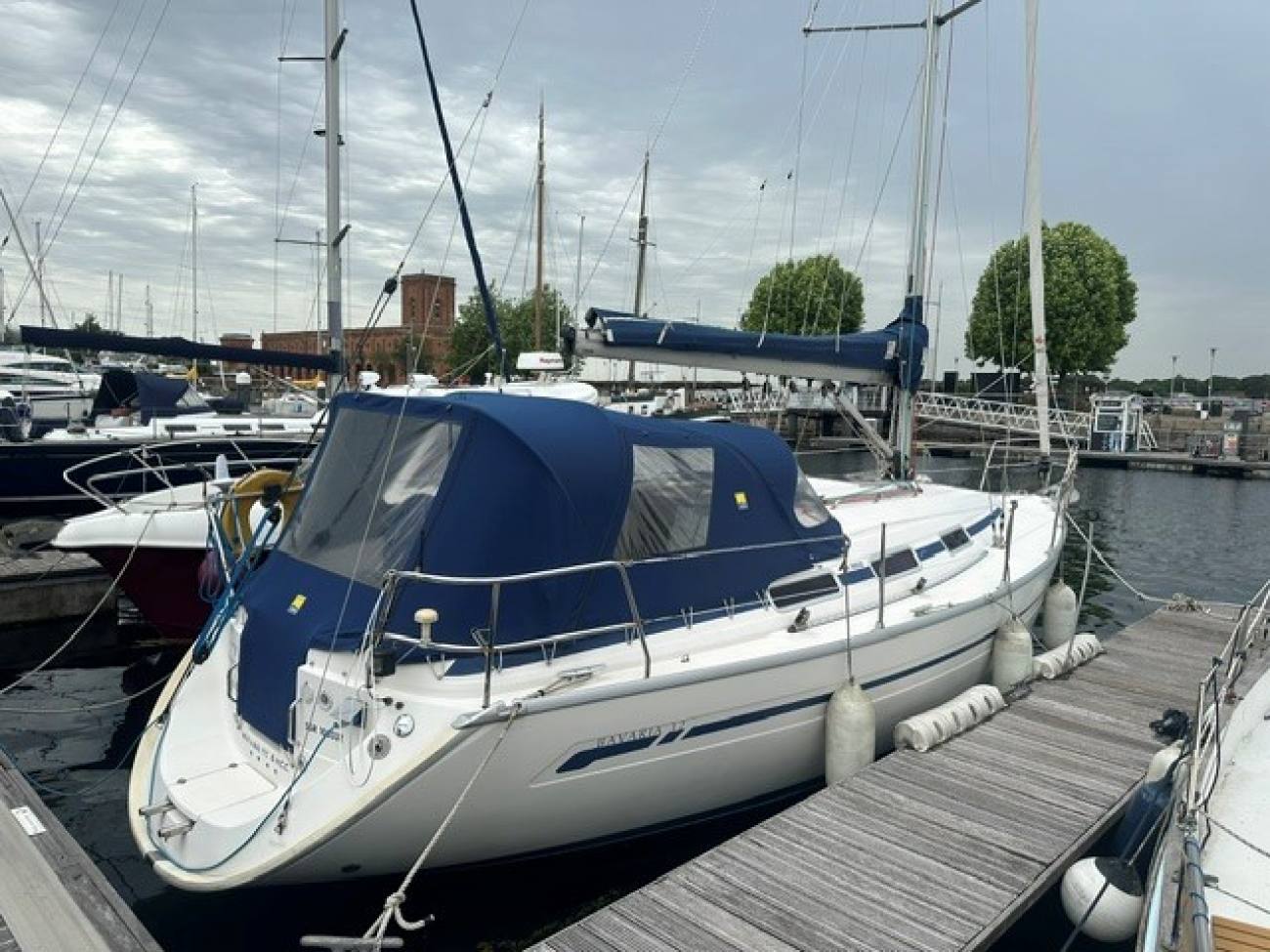 2002 Bavaria 32 image 11