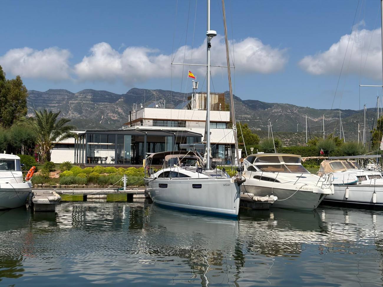 2018 Bavaria Vision 42 image 12