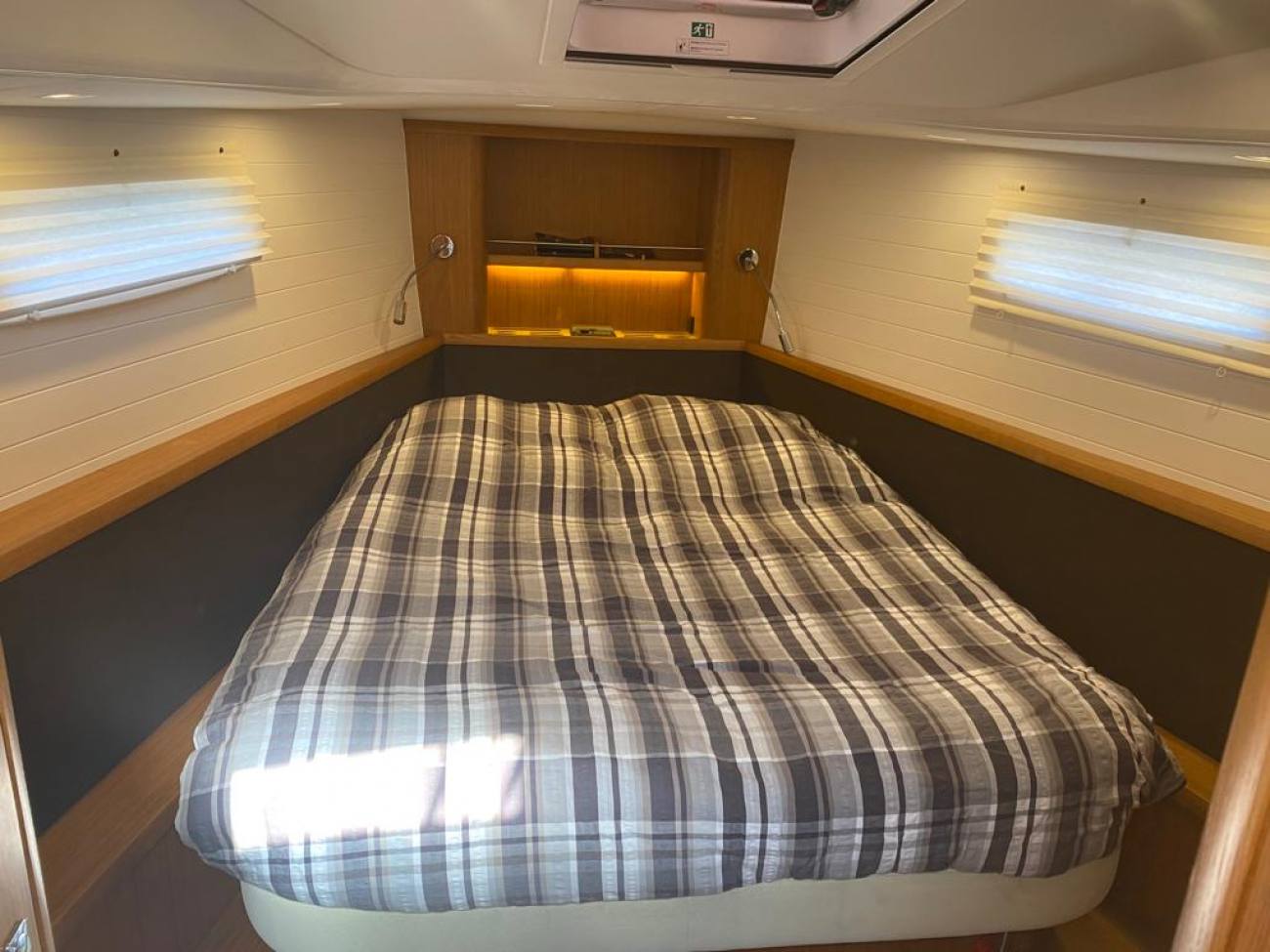 2013 Bavaria Vision 42 image 3