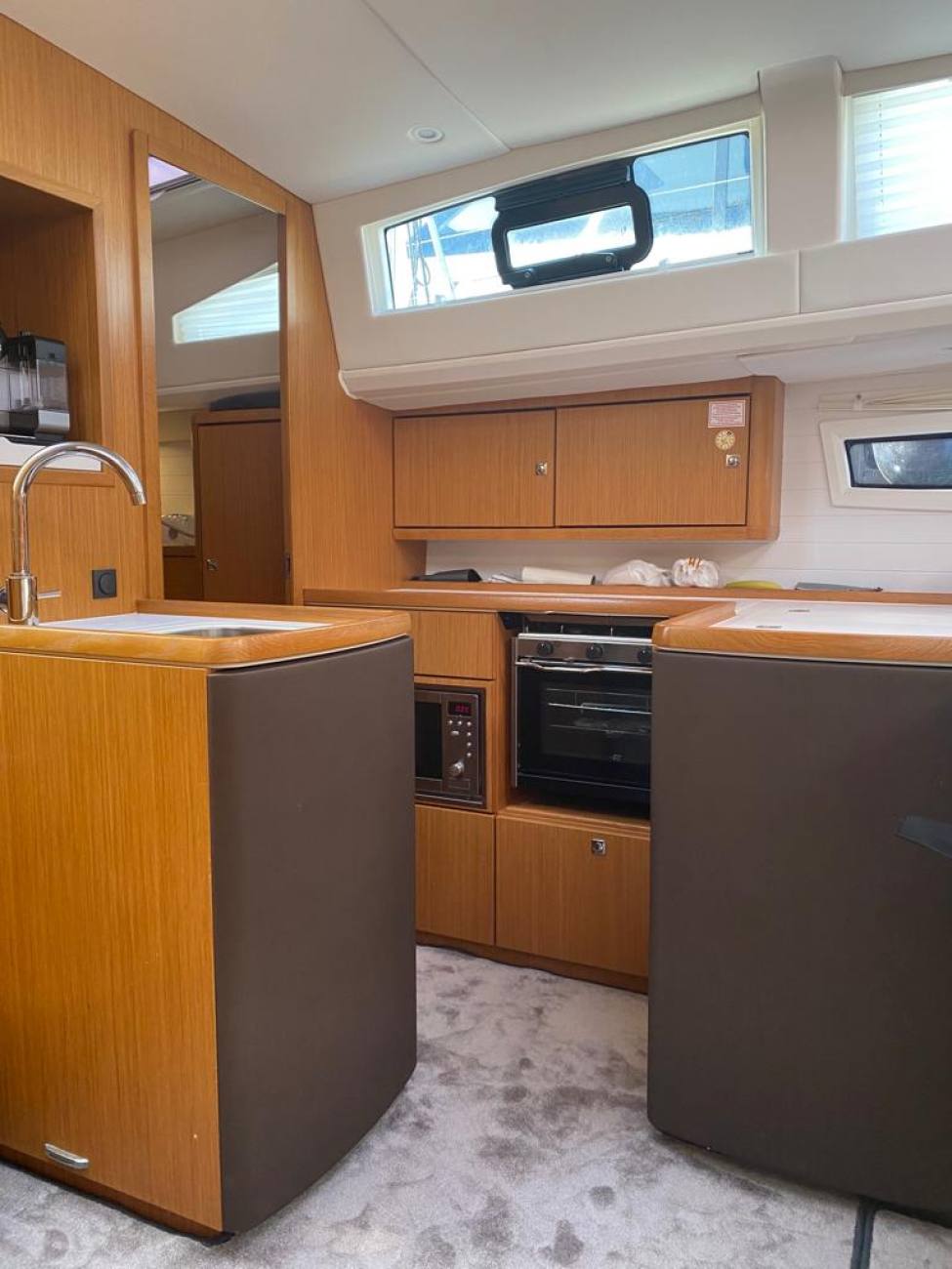 2013 Bavaria Vision 42 image 17