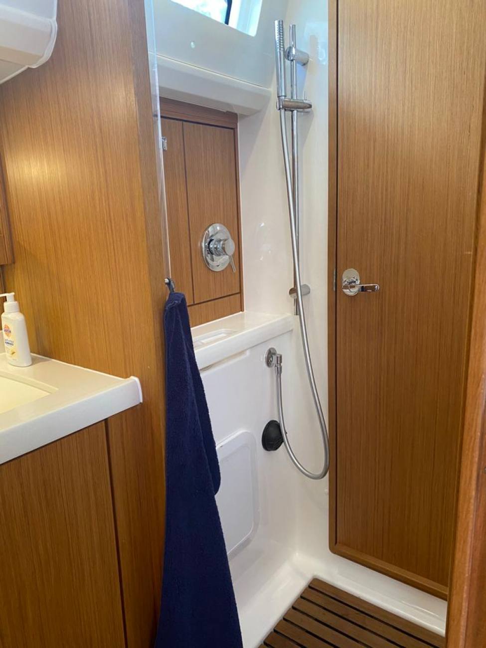2013 Bavaria Vision 42 image 20
