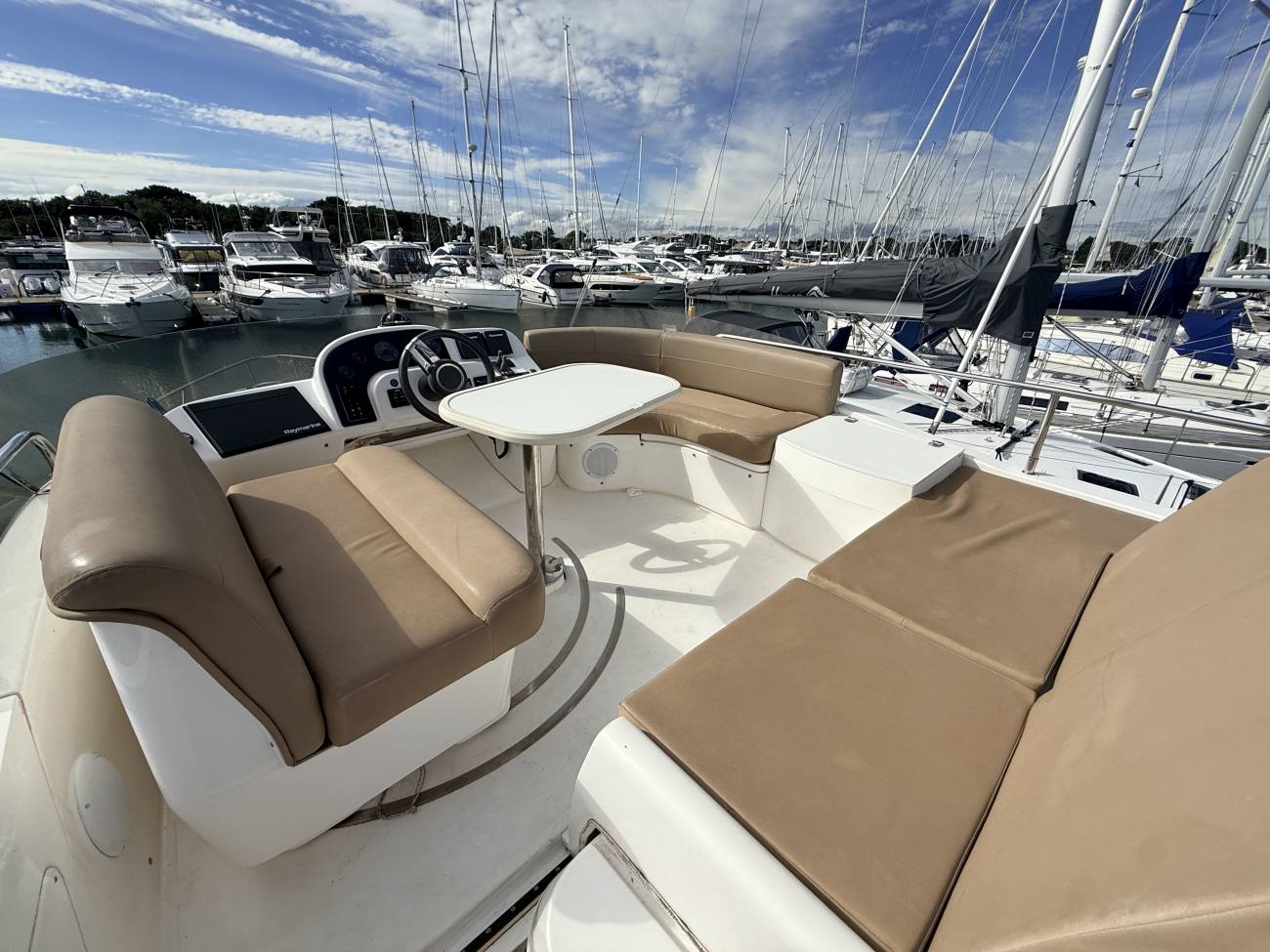 2010 Sealine F37 image 7