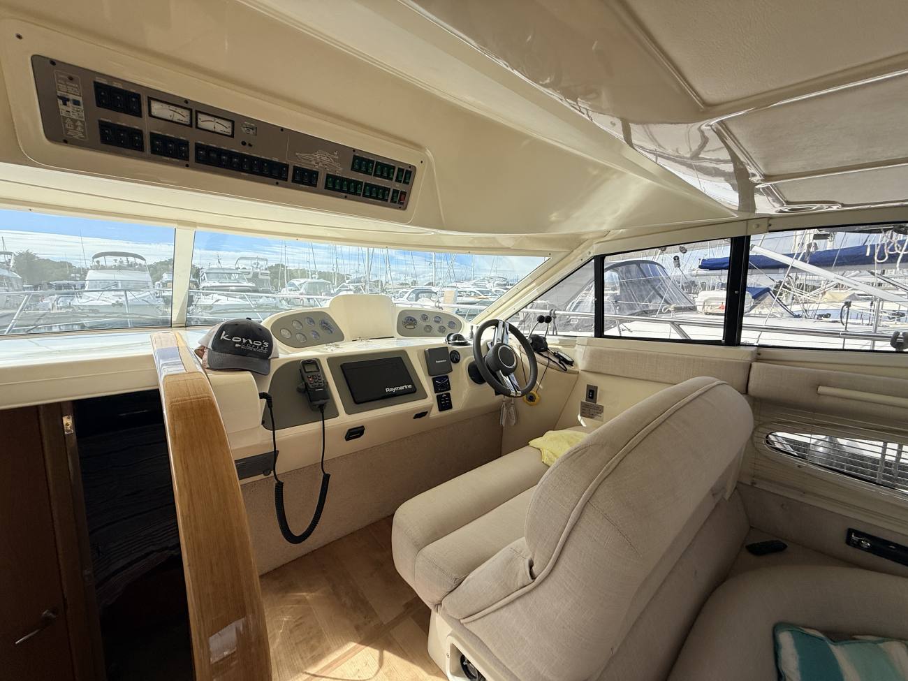 2010 Sealine F37 image 23