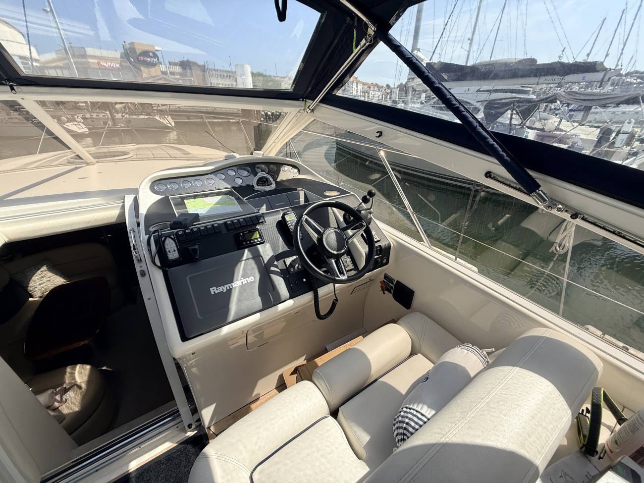 2005 Princess V42 image 23