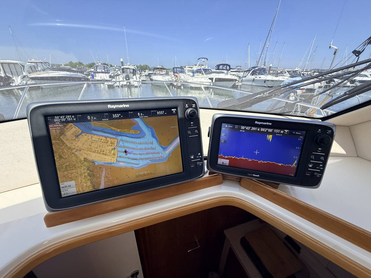 2010 Rodman 870 Fly image 16