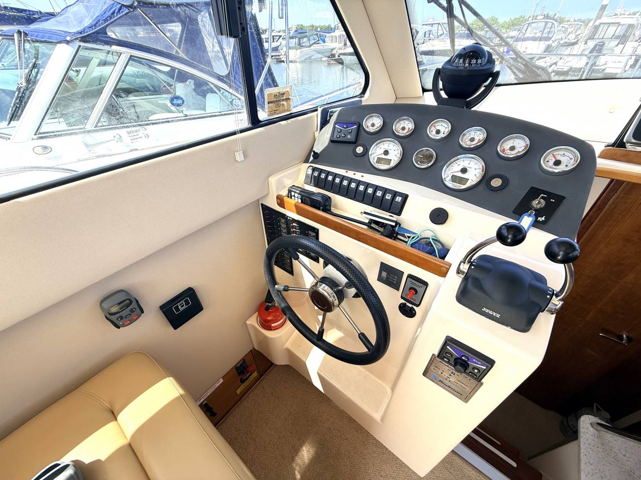 2010 Rodman 870 Fly image 17