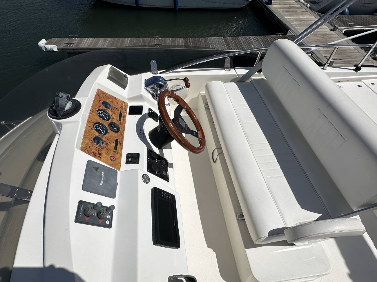 2004 Sealine F34 image 18