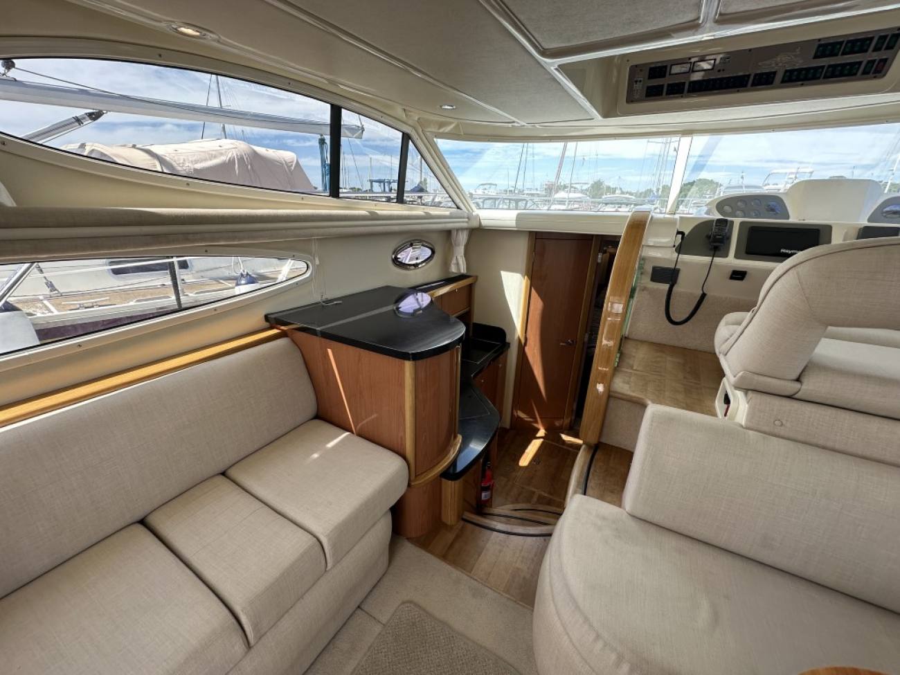2010 Sealine F37 image 28