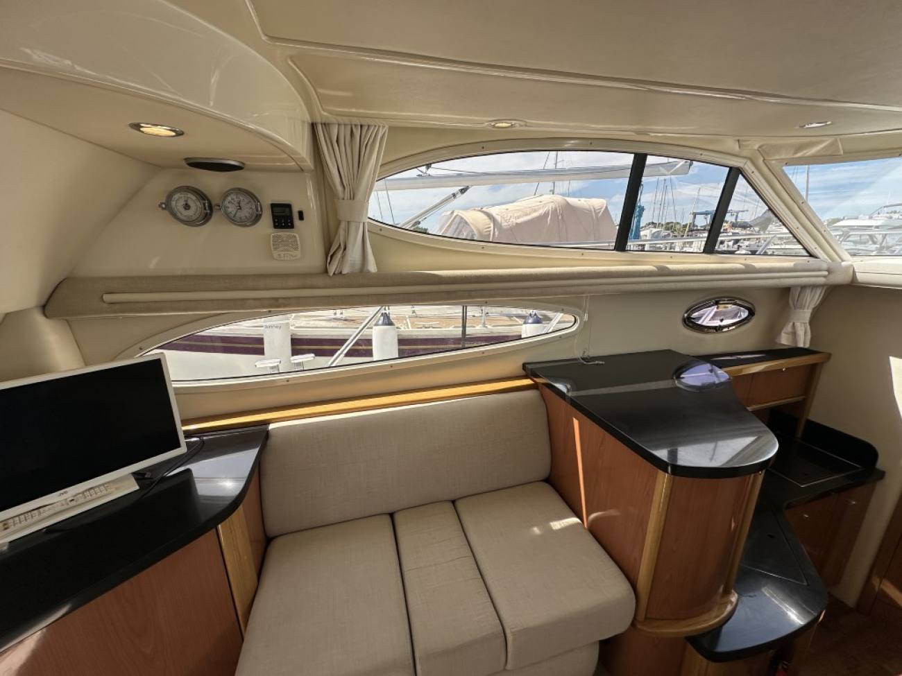 2010 Sealine F37 image 22