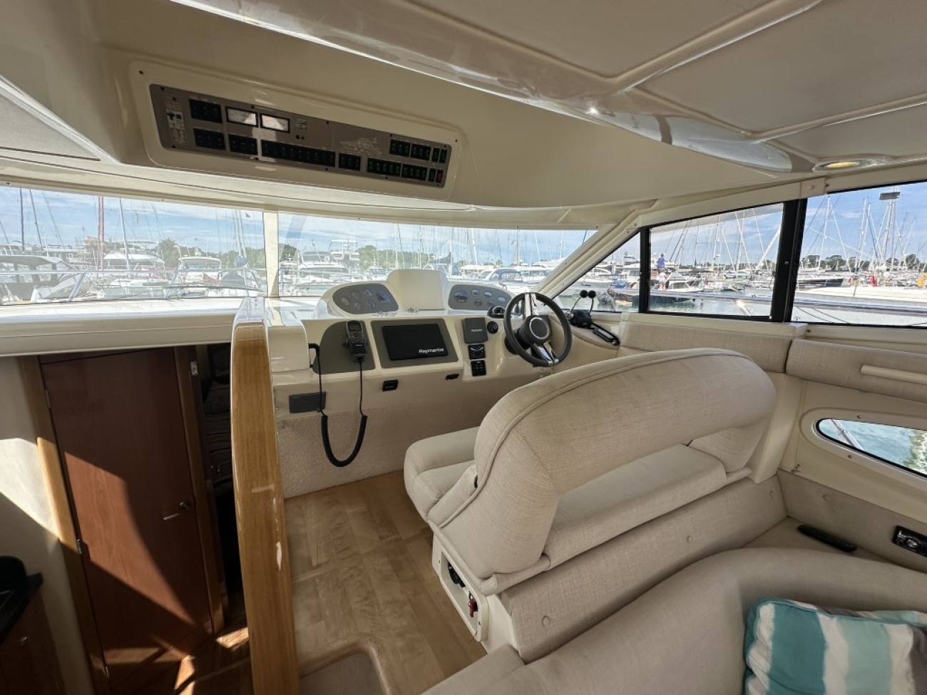 2010 Sealine F37 image 24
