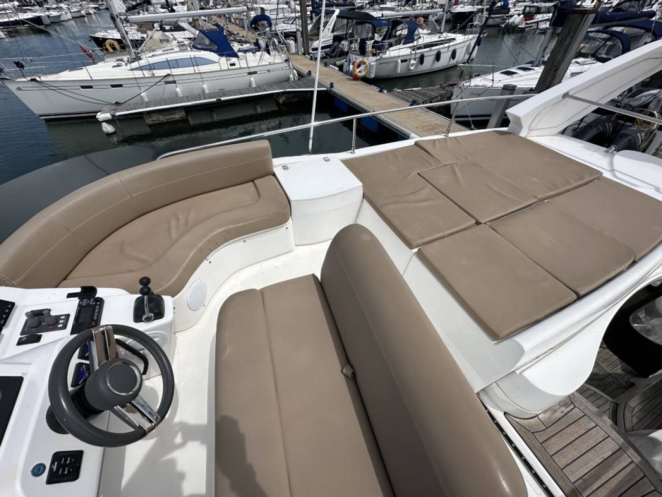 2010 Sealine F37 image 5