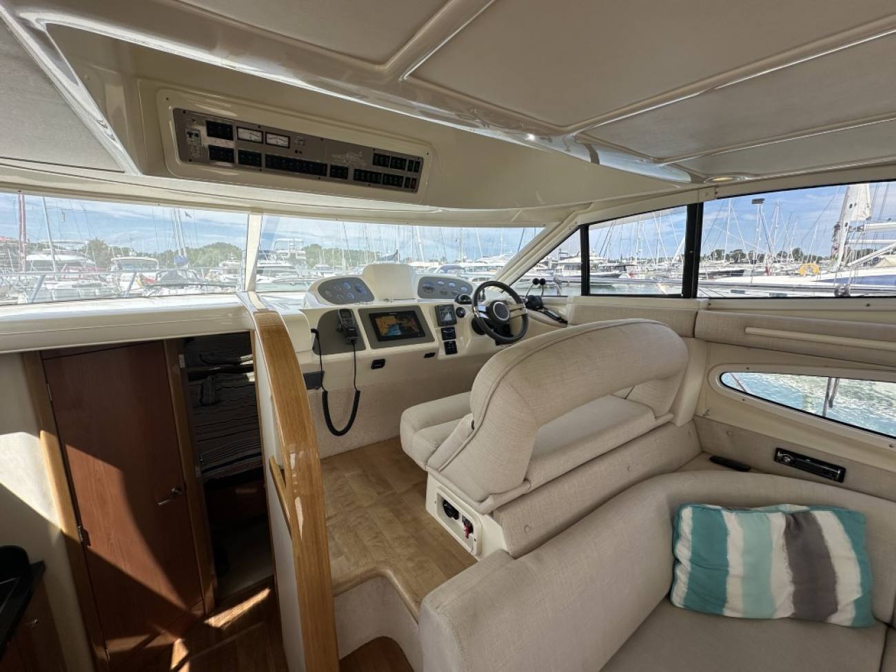 2010 Sealine F37 image 25