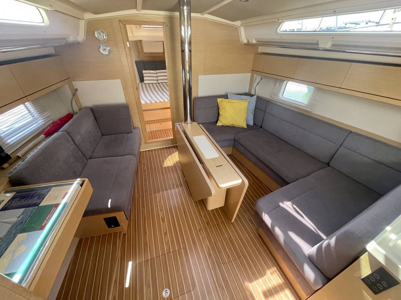 2022 Hanse 418 image 33