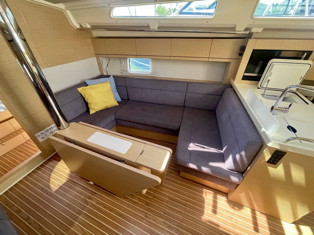 2022 Hanse 418 image 40