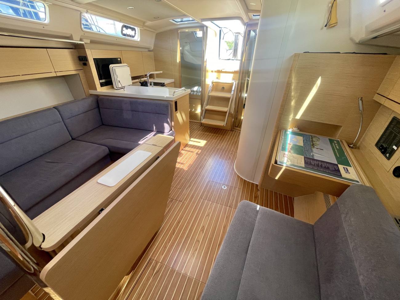 2022 Hanse 418 image 41