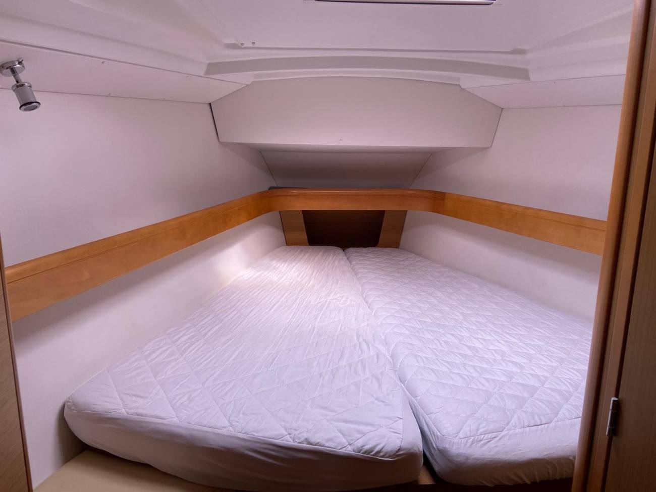 2010 Jeanneau Sun Odyssey 42i image 28