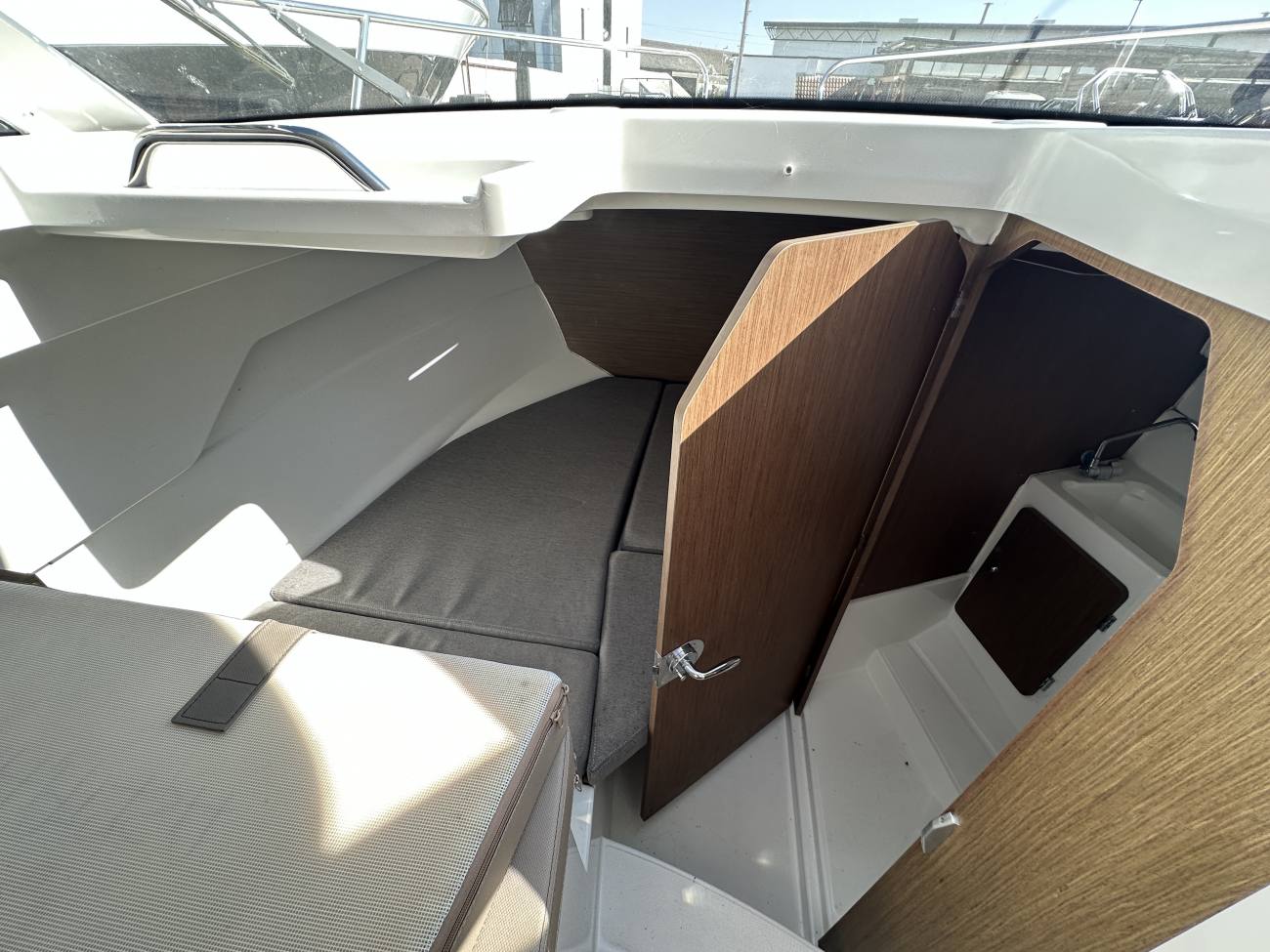 2019 Beneteau Antares 7 image 3