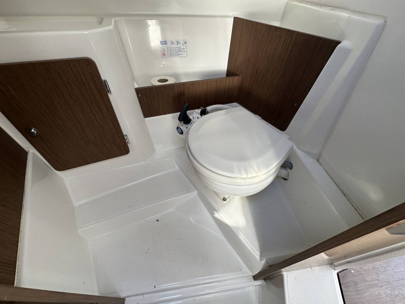 2019 Beneteau Antares 7 image 8