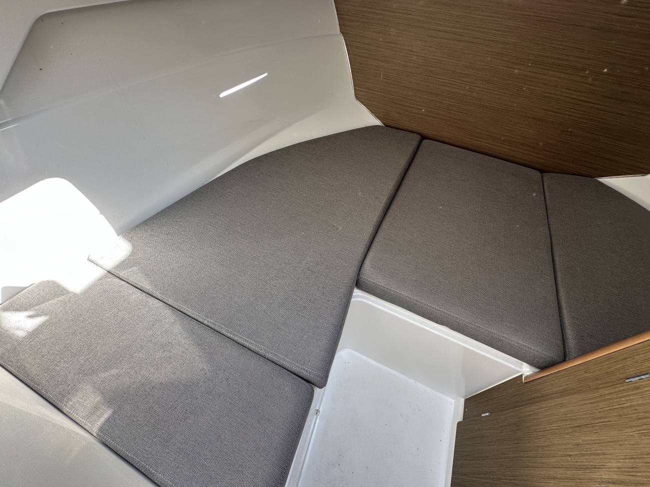 2019 Beneteau Antares 7 image 4