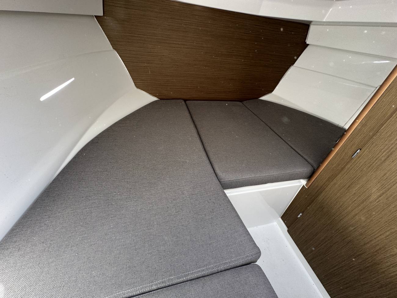 2019 Beneteau Antares 7 image 5