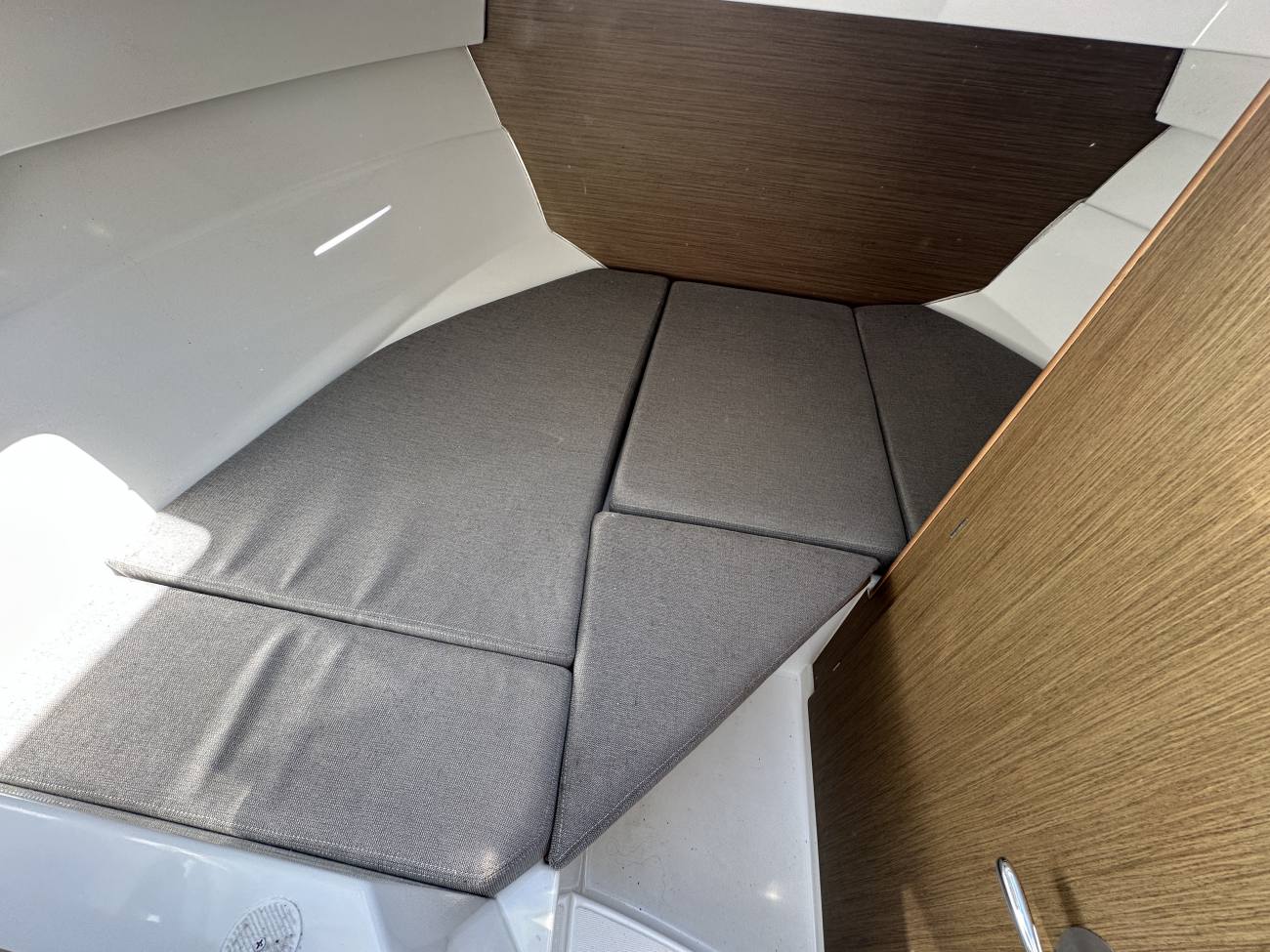2019 Beneteau Antares 7 image 6