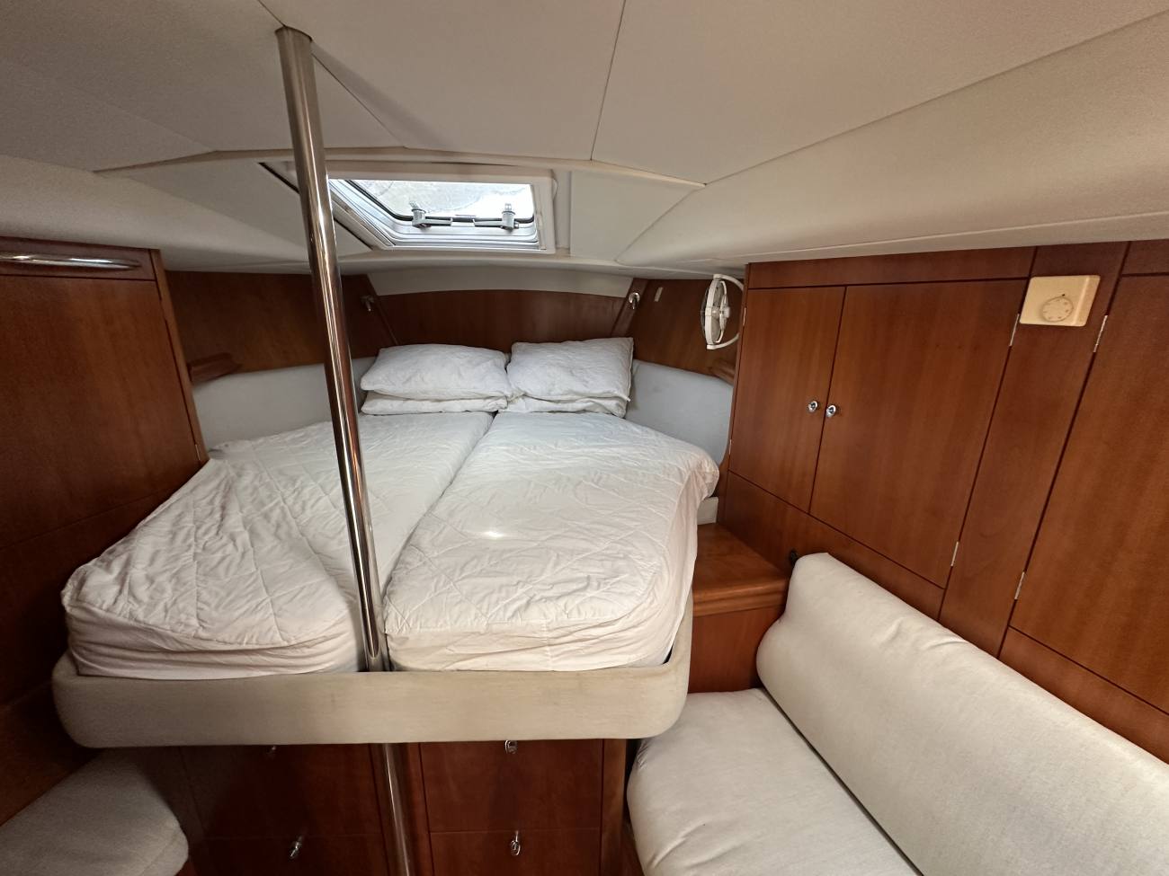 1998 Oyster 42 image 27