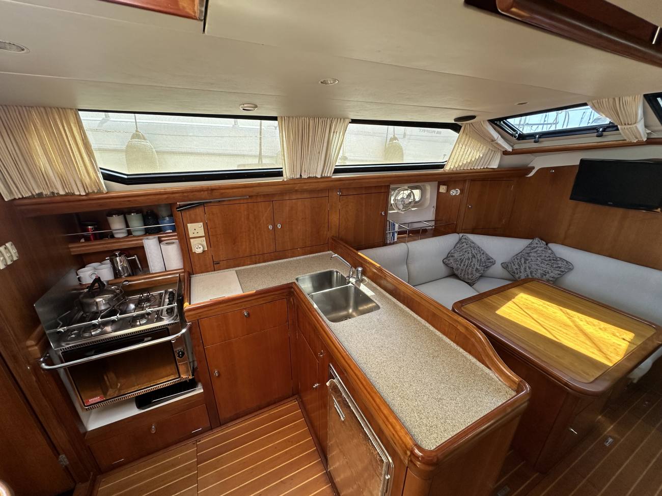 1998 Oyster 42 image 14