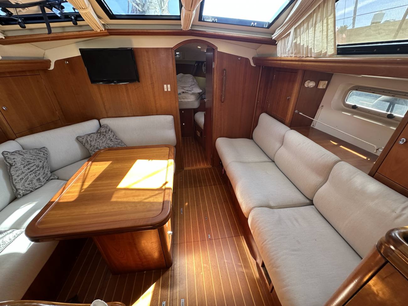 1998 Oyster 42 image 17