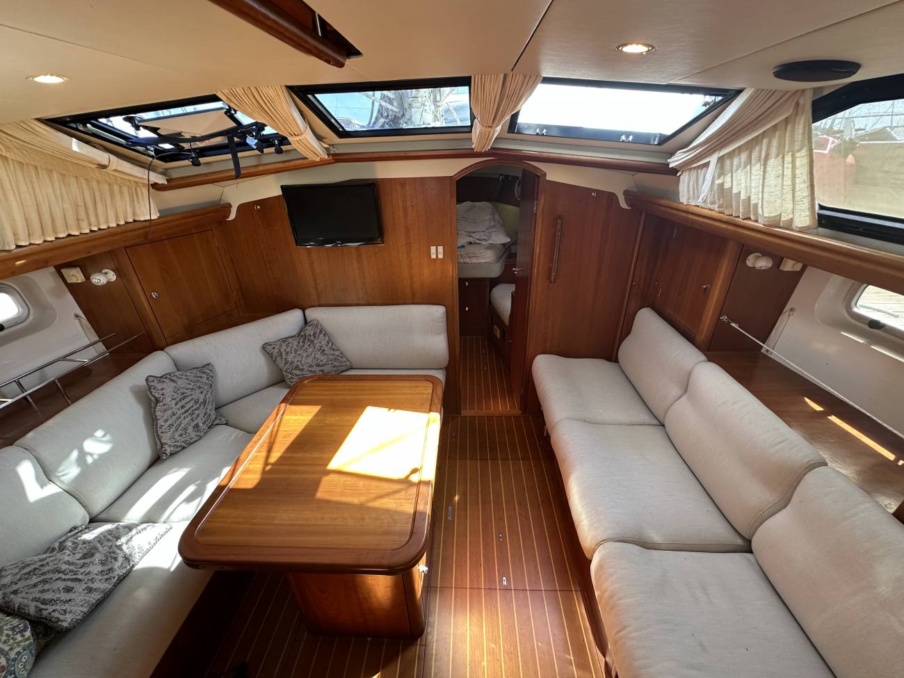 1998 Oyster 42 image 18