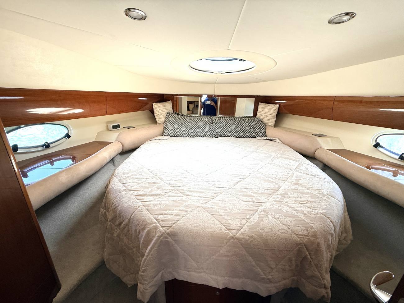 2005 Princess V42 image 17