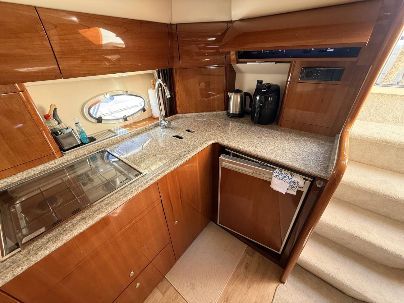 2005 Princess V42 image 15
