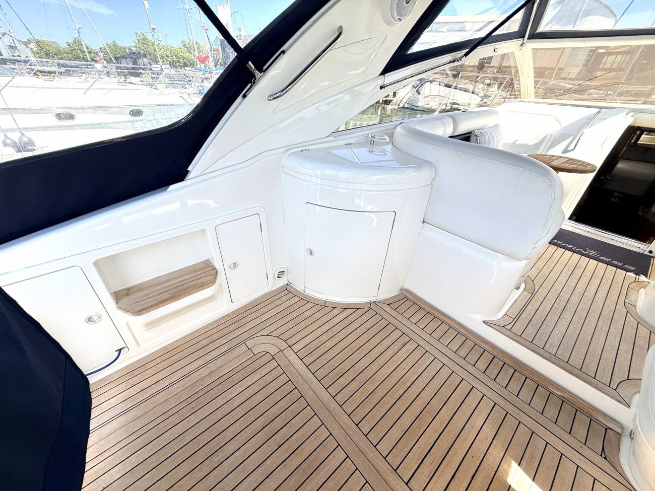 2005 Princess V42 image 25