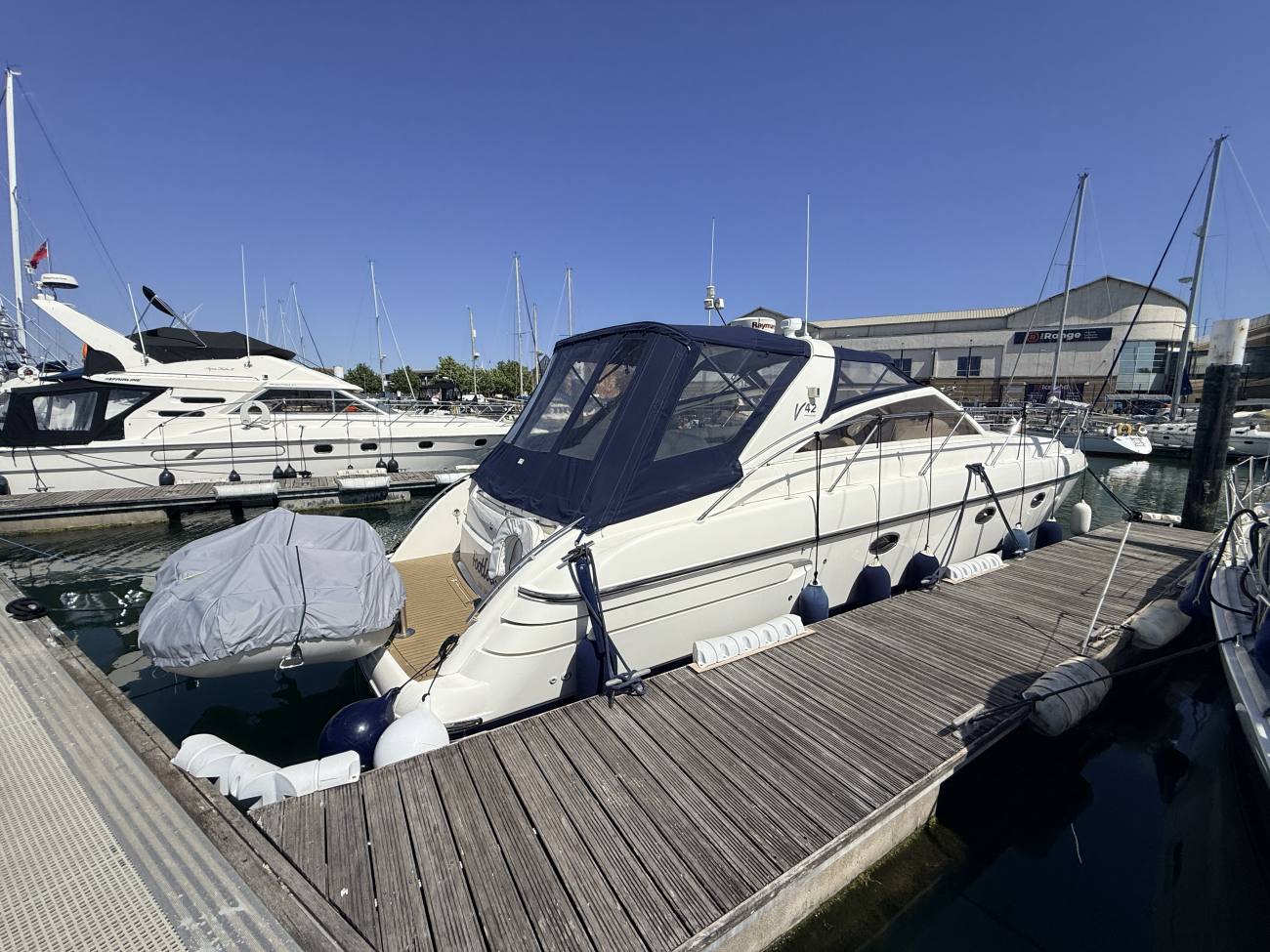 2005 Princess V42 image 10