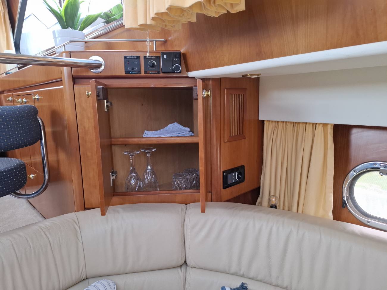 2000 Atlantic 42 image 31