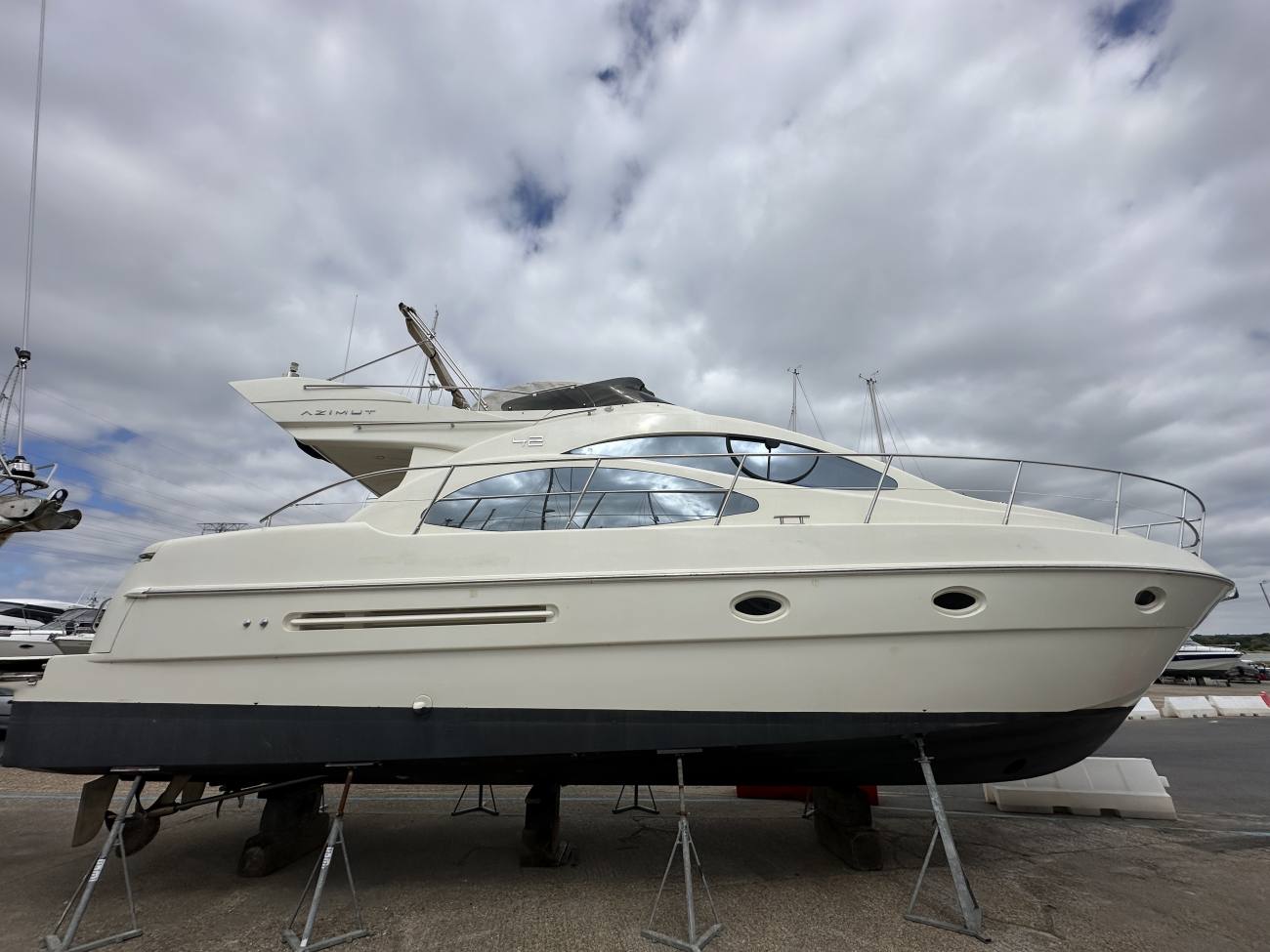 2005 Azimut 42 image 20